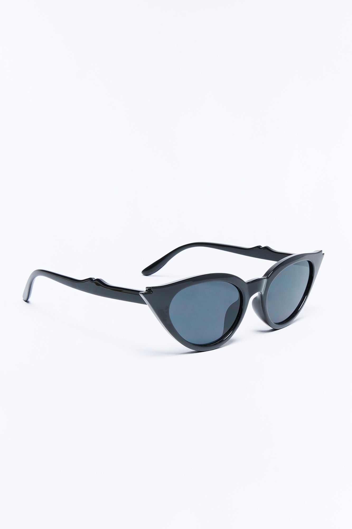 Persuade You Sunglasses - Black NEWFASHIONEDGE