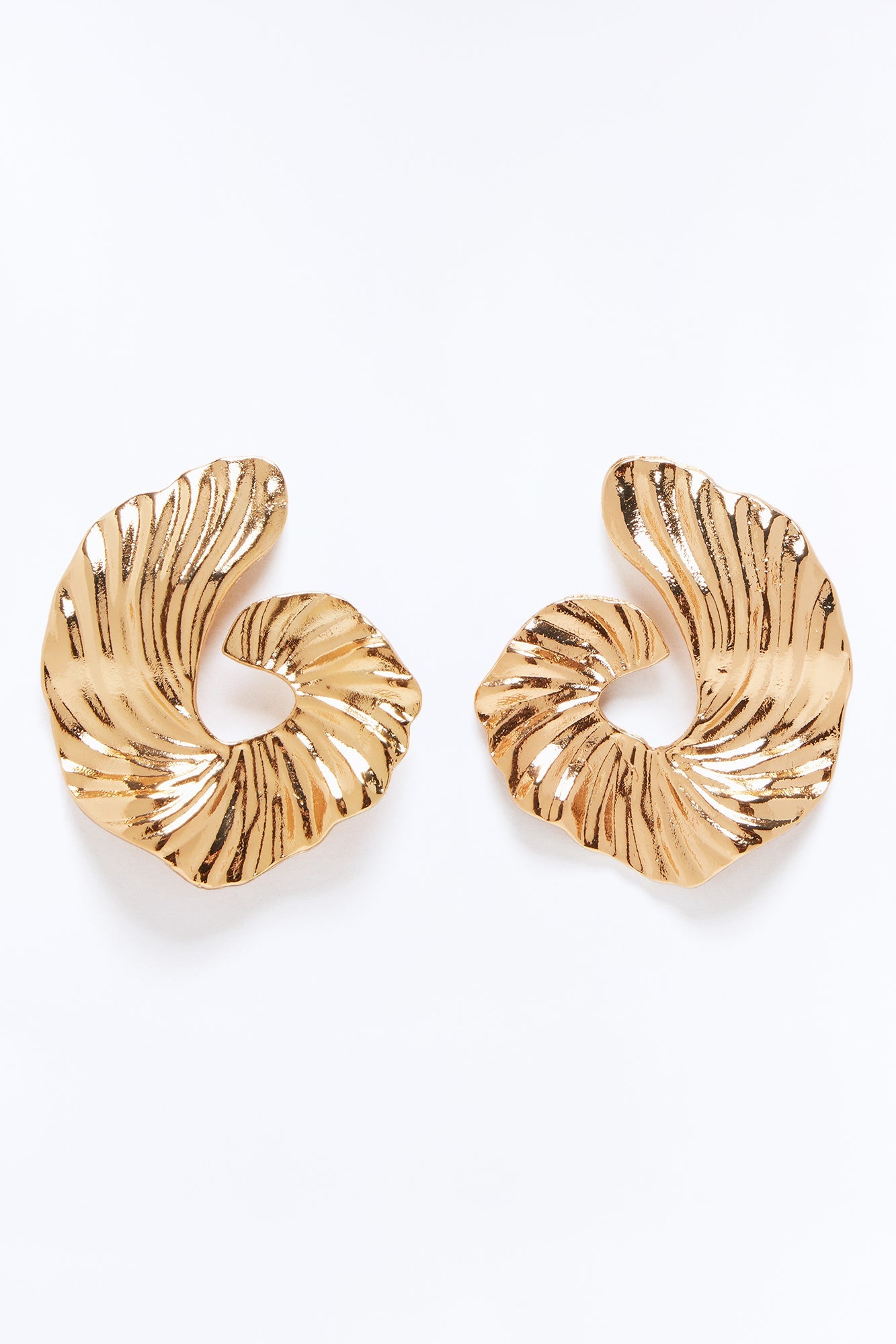 Waves And Wind Earrings - Gold