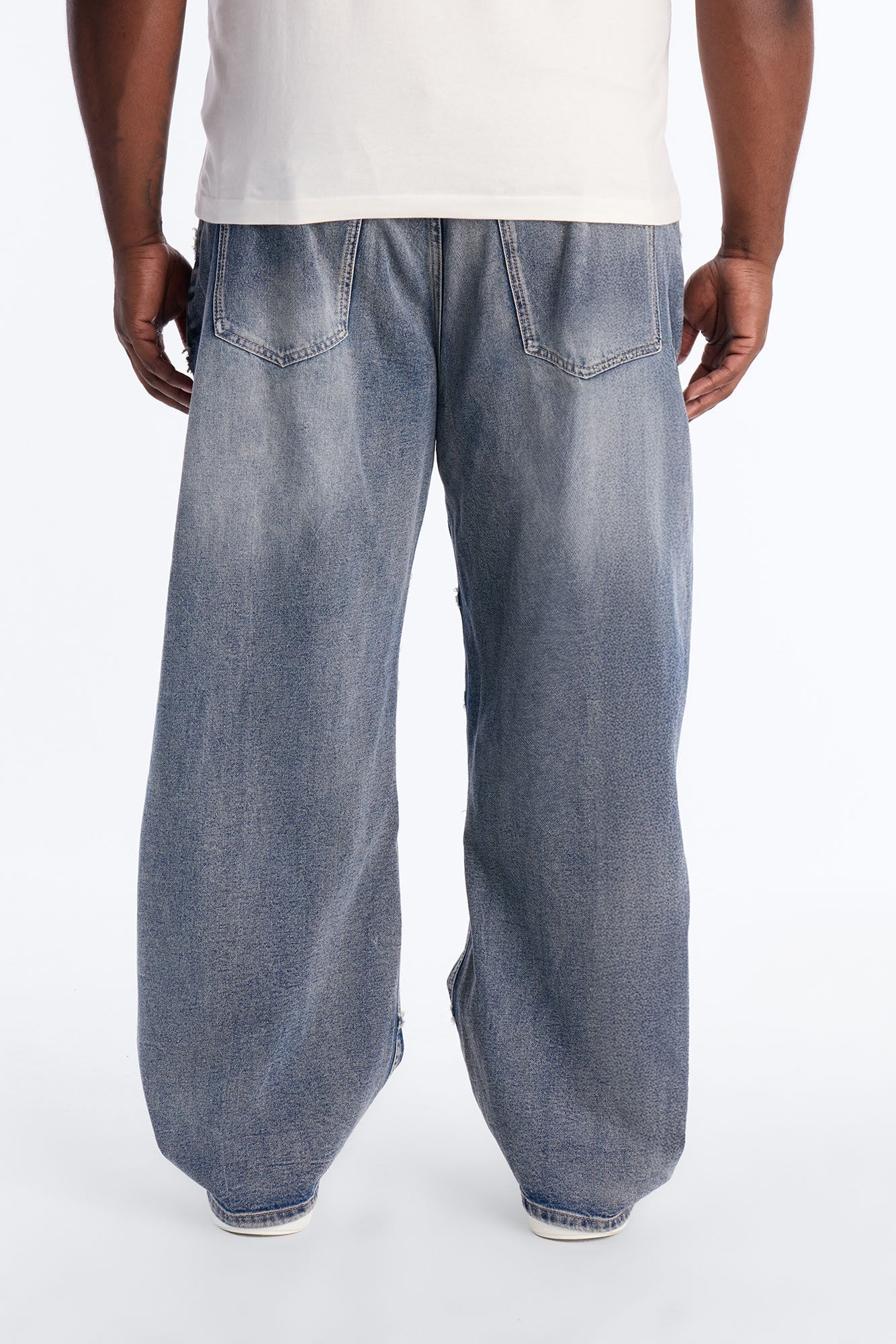 Barrel Slanted Fray Jean - Medium Blue Wash