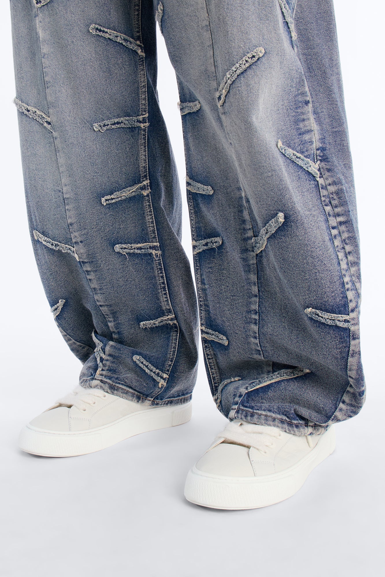 Barrel Slanted Fray Jean - Medium Blue Wash