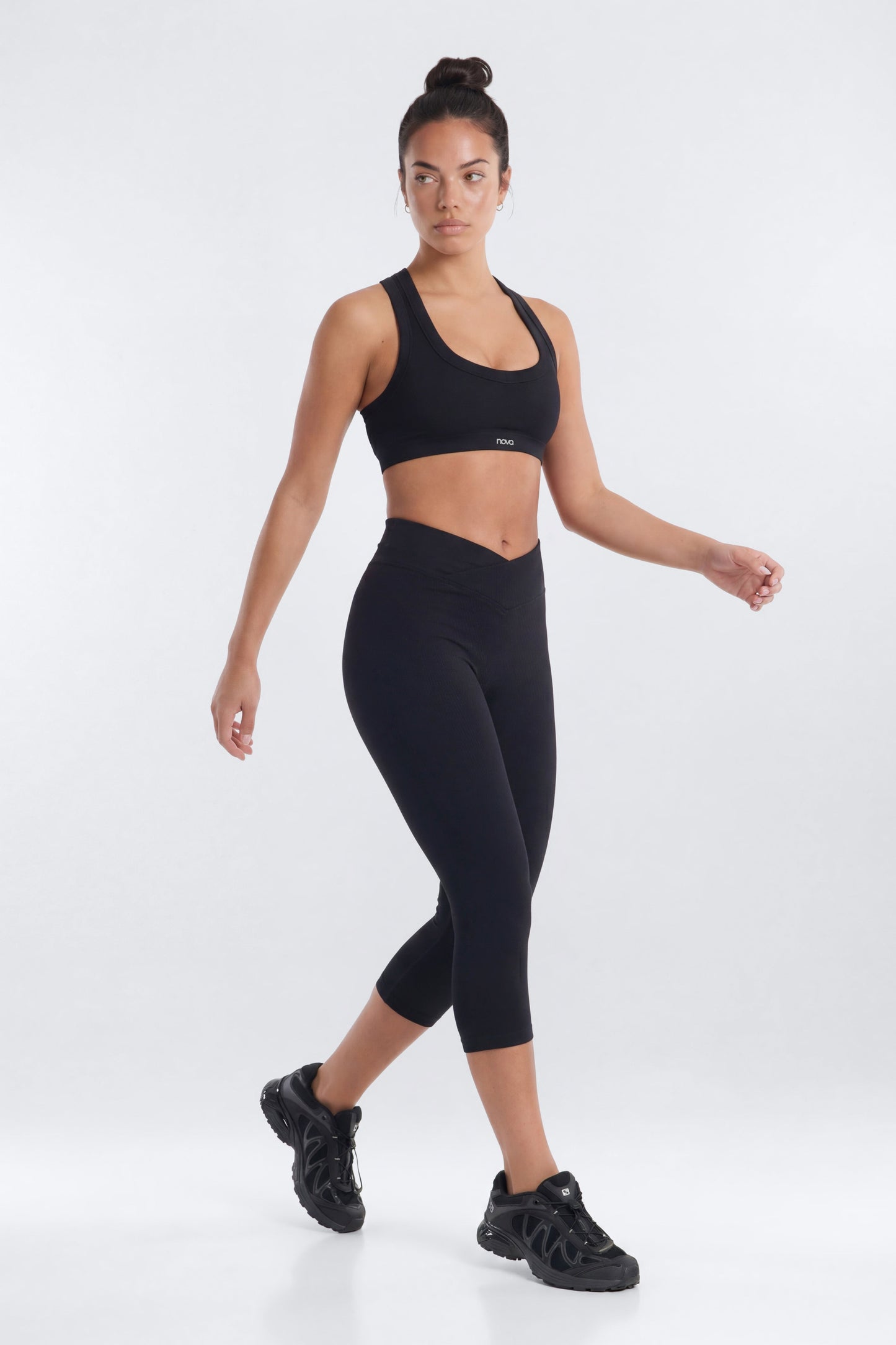 SeamlessLift™ Soft V-Front Racerback Sports Bra - Black