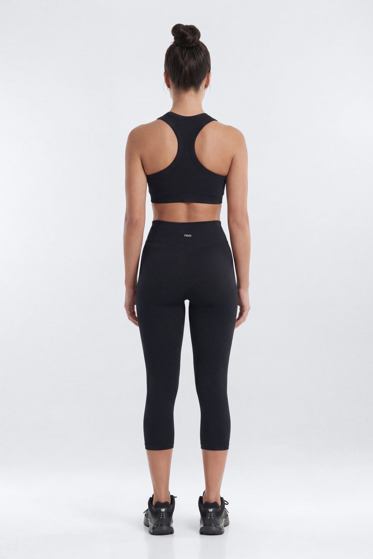 SeamlessLift™ Soft V-Front Racerback Sports Bra - Black