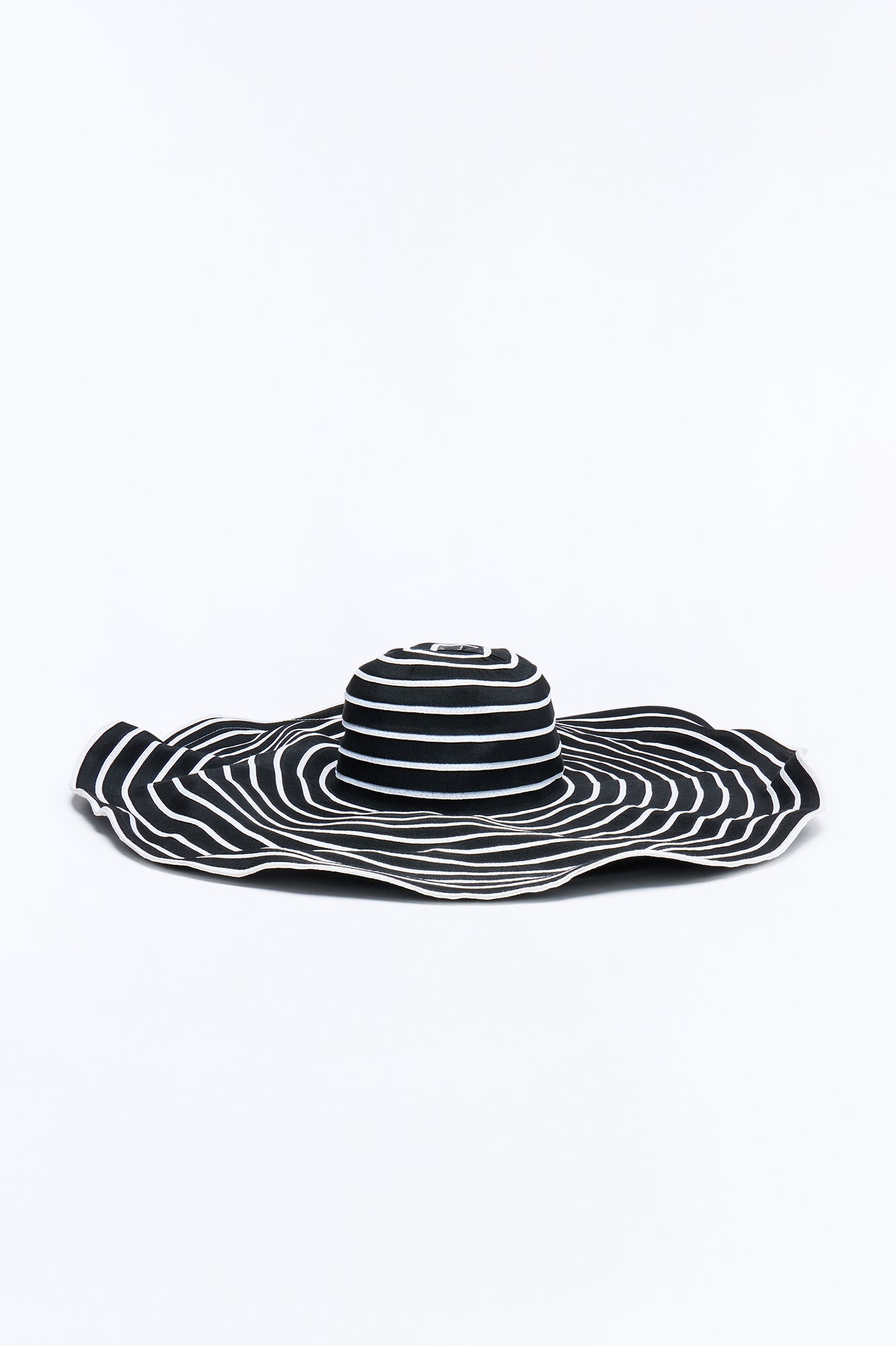 Drama On The Beach Sun Hat - Black/White